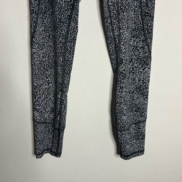 Lululemon In Movement Everlux Tight 25” Size 6 - Picture 9 of 15